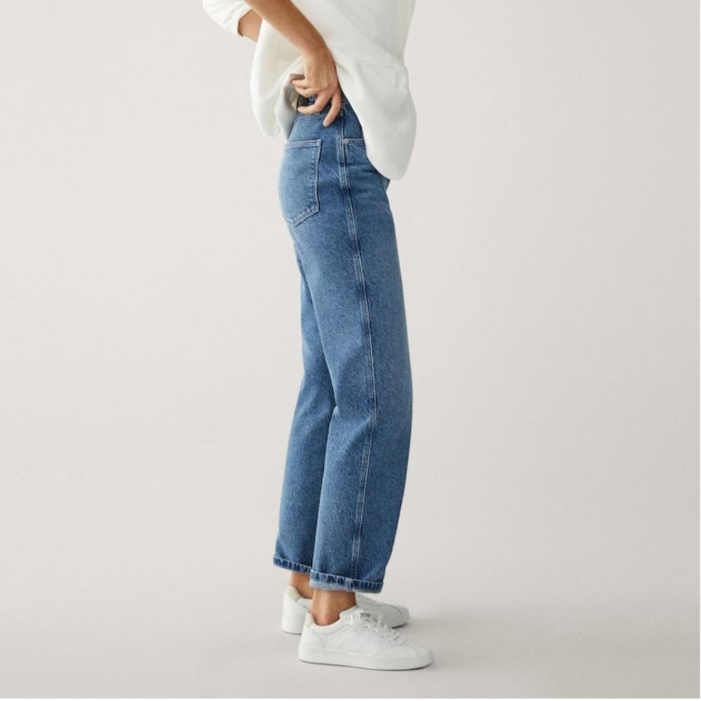 High waisted, straight fit jeans